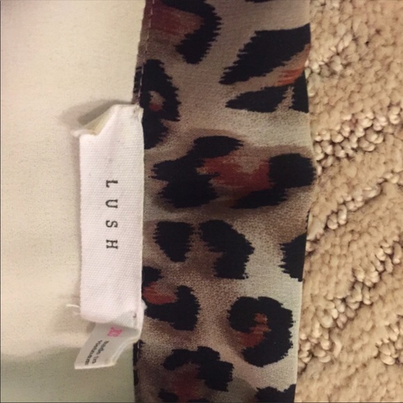 Nordstrom Lush Leopard button high low blouse XS - Picture 4 of 4